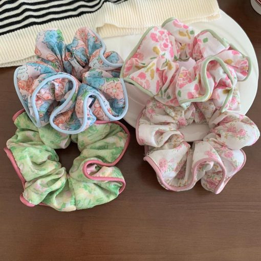 Dây buộc tóc hoa phong cách rừng của một cô gái với băng đô ngọt ngào và thanh lịch buộc trong mũ đuôi ngựa - Ảnh 4