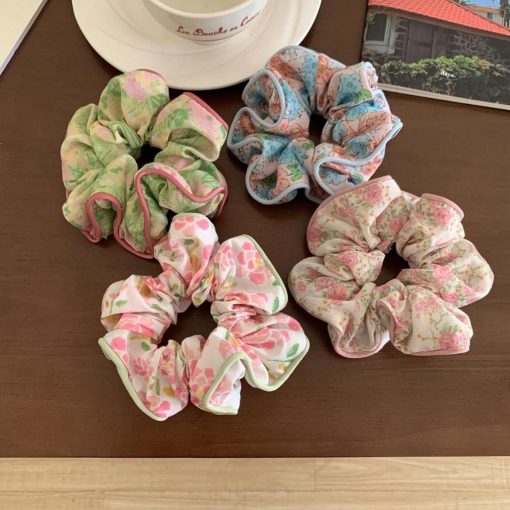 Dây buộc tóc hoa phong cách rừng của một cô gái với băng đô ngọt ngào và thanh lịch buộc trong mũ đuôi ngựa - Ảnh 5