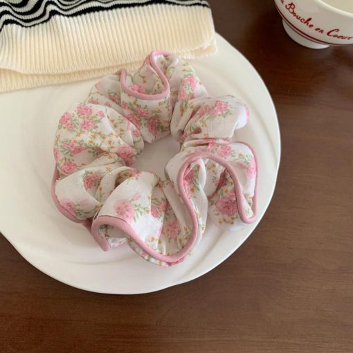 Dây buộc tóc hoa phong cách rừng của một cô gái với băng đô ngọt ngào và thanh lịch buộc trong mũ đuôi ngựa - Ảnh 6
