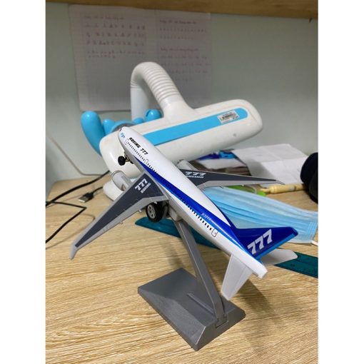 Đồ chơi mô hình máy bay Boeing 777 có âm thanh, ánh sáng bằng hợp kim kèm chân đế trang trí - Ảnh 3
