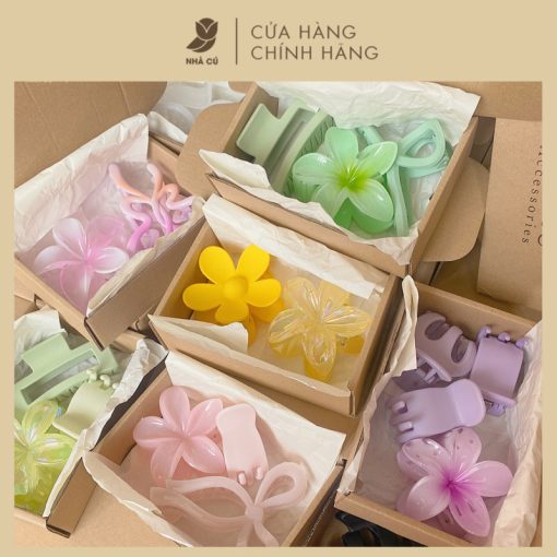 Hộp Quà Tặng Kẹp Tóc Nữ NHÀ CÚ Cài Tóc Hoa Sứ, Nơ Kèm Giấy Lót Đẹp Tặng Bạn Gái Sinh Nhật 8/3 20/10 Phong Cách Hot - Ảnh 2
