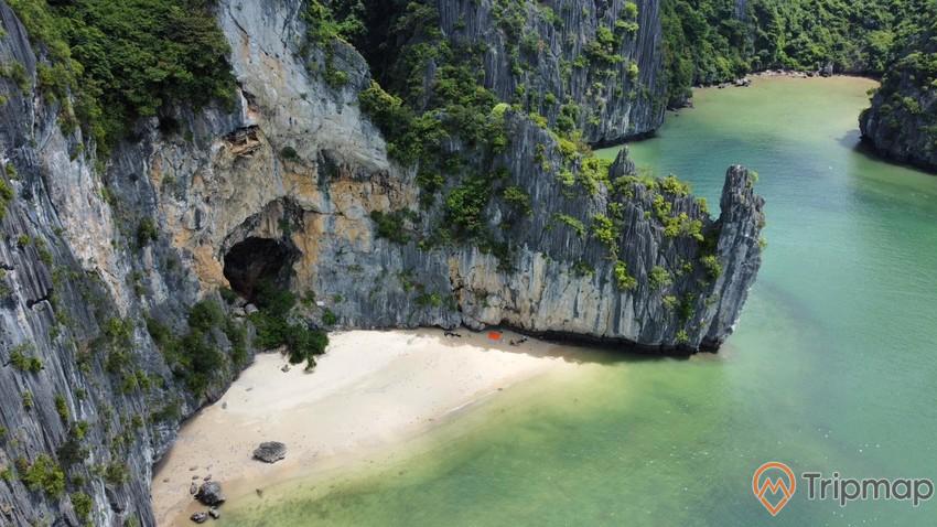 Đảo Thủng- Hòn đảo mang vẻ đẹp kì bí. Ảnh : QUANG TRẦN