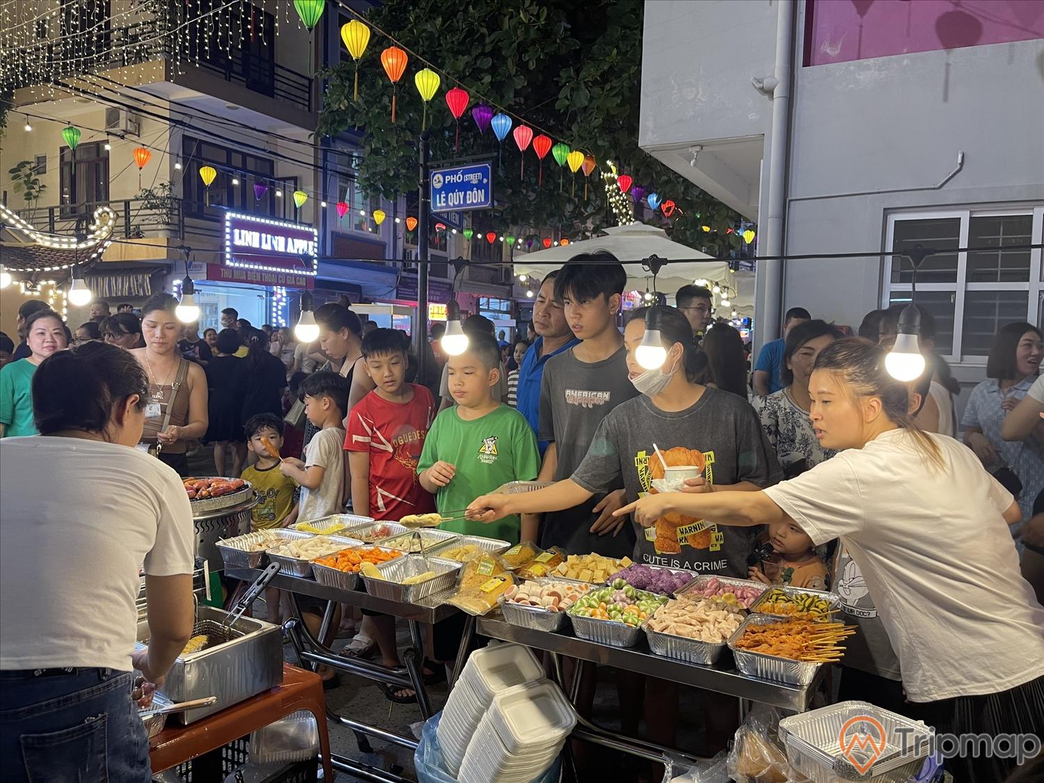 Nhiều du khách thích thú trước những món ăn tại phố đi bộ