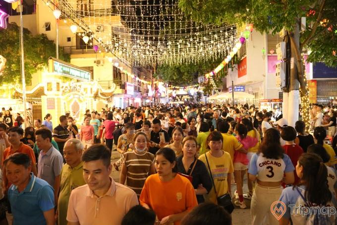 Rất đông người dân địa phương và du khách đã đến với phố đi bộ Bài Thơ trong đêm khai trương (Ảnh: Hồng Phương).