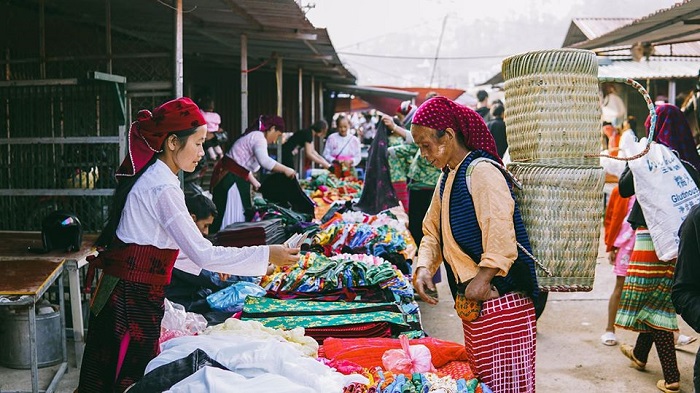 Thổ cẩm là mặt hàng rất phổ biến ở chợ phiên Đồng Văn