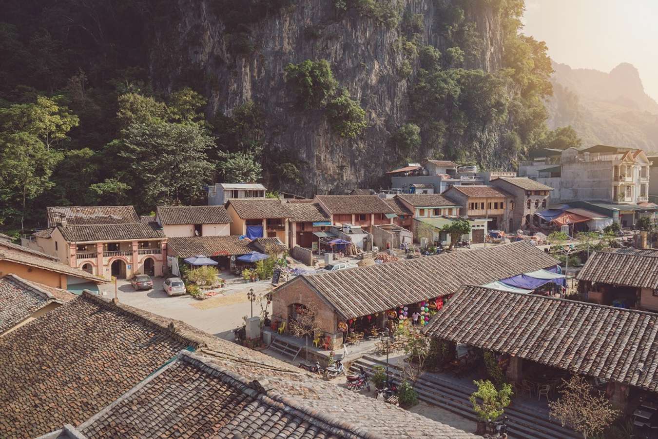 Phố cổ Đồng Văn là một ngôi làng cổ nằm ép mình dưới những vách đá.