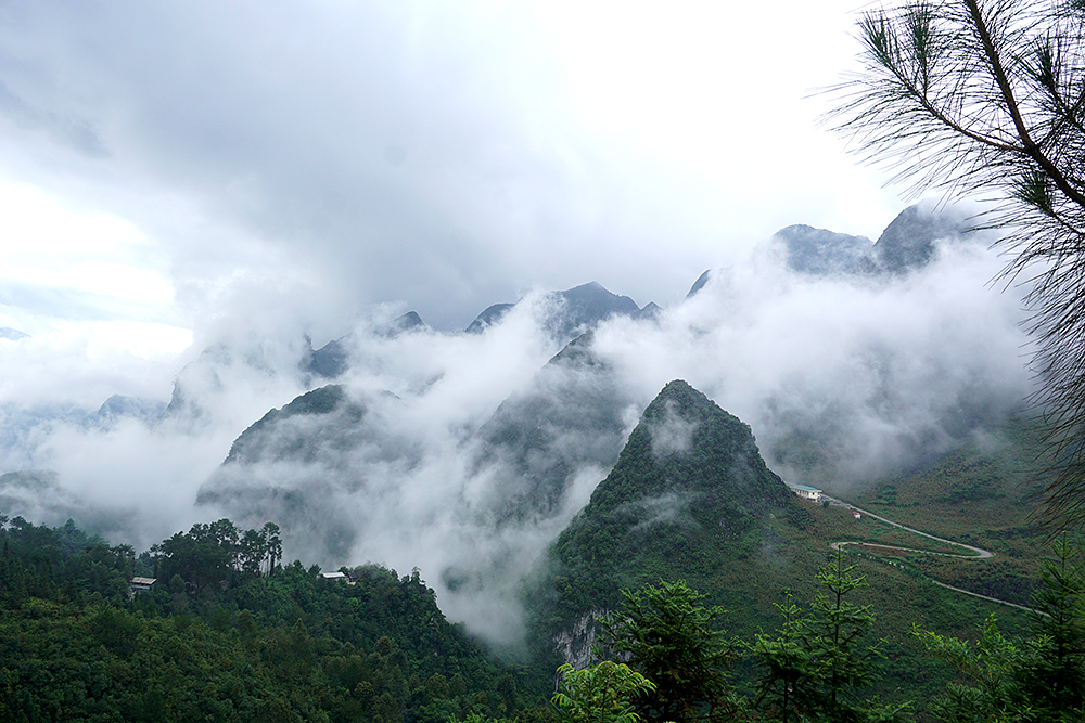 Săn mây trên đỉnh đèo Mã Pí Lèng là một trải nghiệm cực kỳ thú vị.