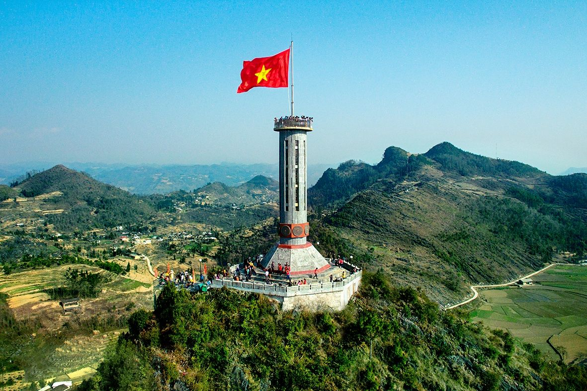 Chinh phục đèo Tà Làng bạn sẽ đến được điểm thiêng - cột cờ Lũng Cú.