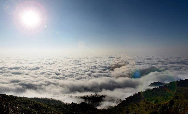 Đỉnh núi Chiêu Lầu Thi - địa điểm ngắm bình minh về trên mây trắng