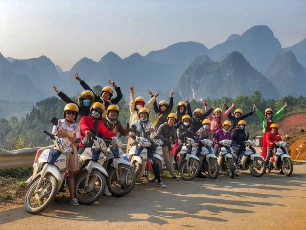 Di chuyển bằng xe máy bạn nên đi theo đội nhóm.