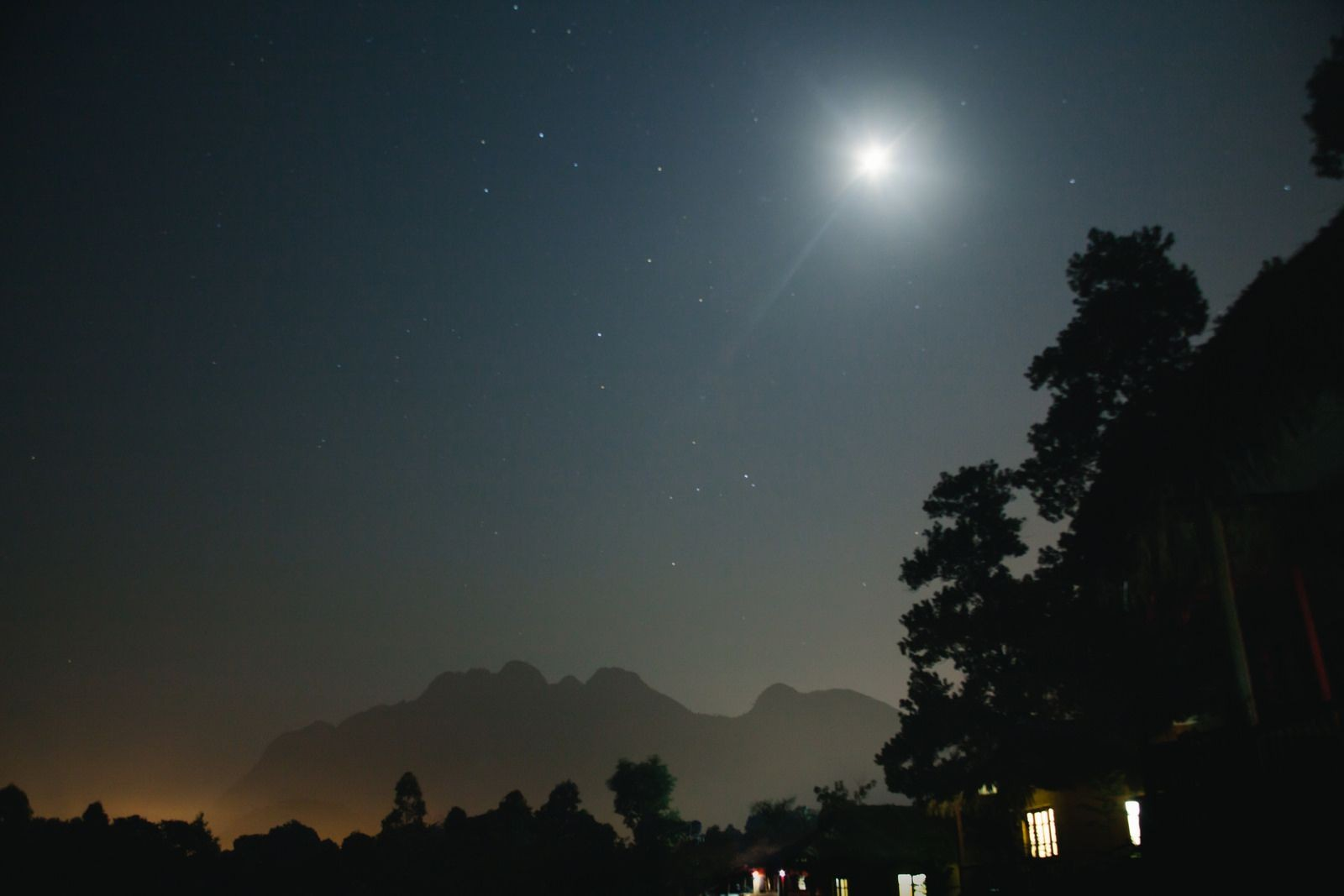 Cảnh đêm ở thảo  nguyên Suôi Thầu
