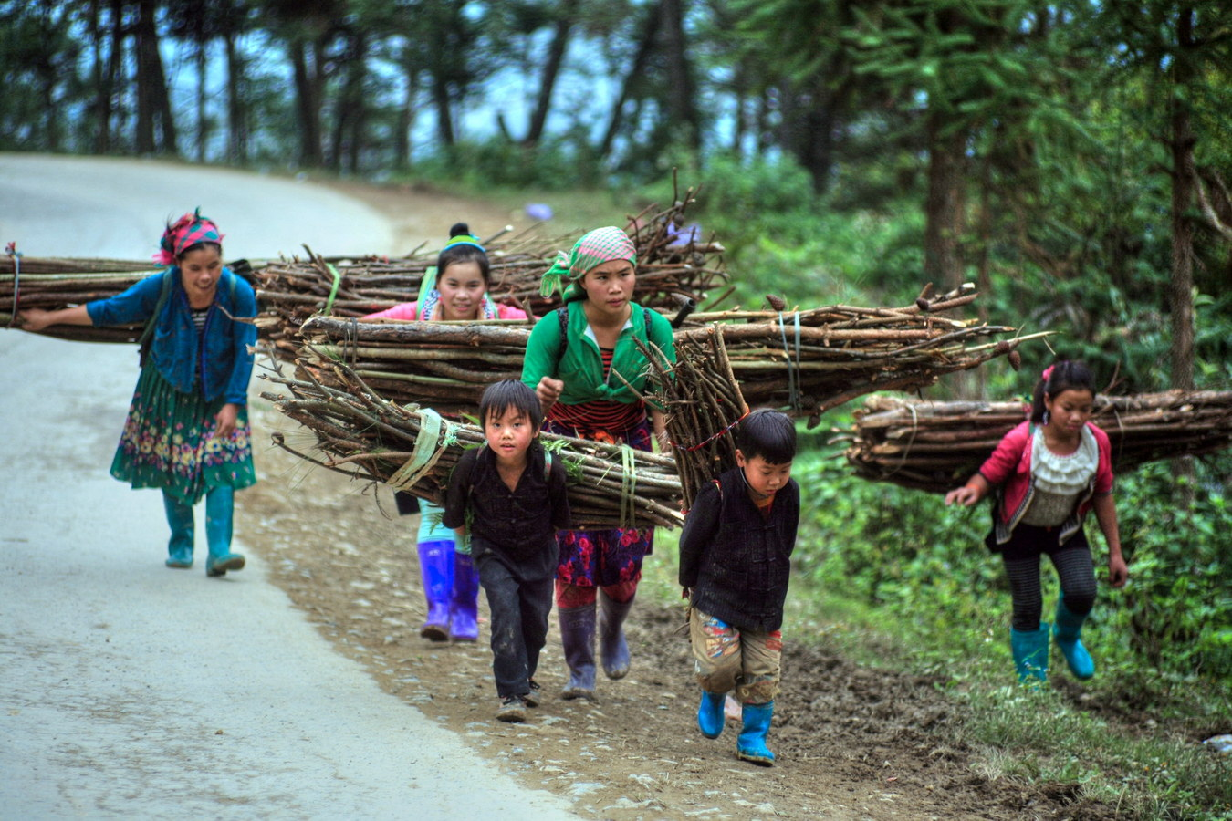 Phụ nữ và trẻ em địu củi gánh củi về bản Đoàn Kết, xã Na Khê, Yên Minh