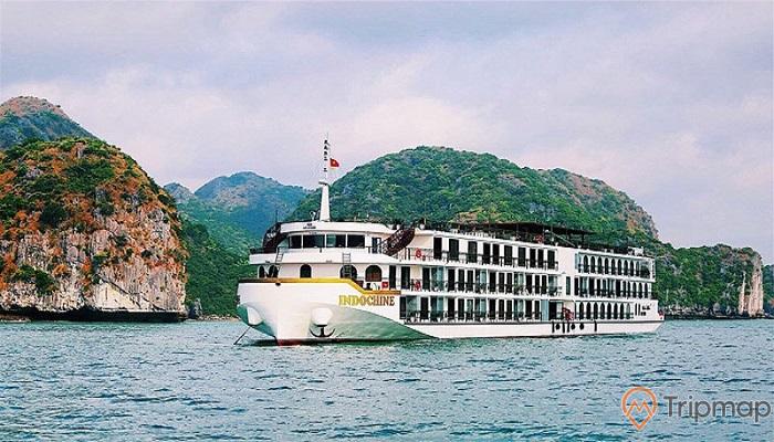 Indochine Cruise, hạ thủy năm 2019, là một du thuyền 5 sao sang trọng với 45 phòng nghỉ cao cấp trên vịnh Lan Hạ.