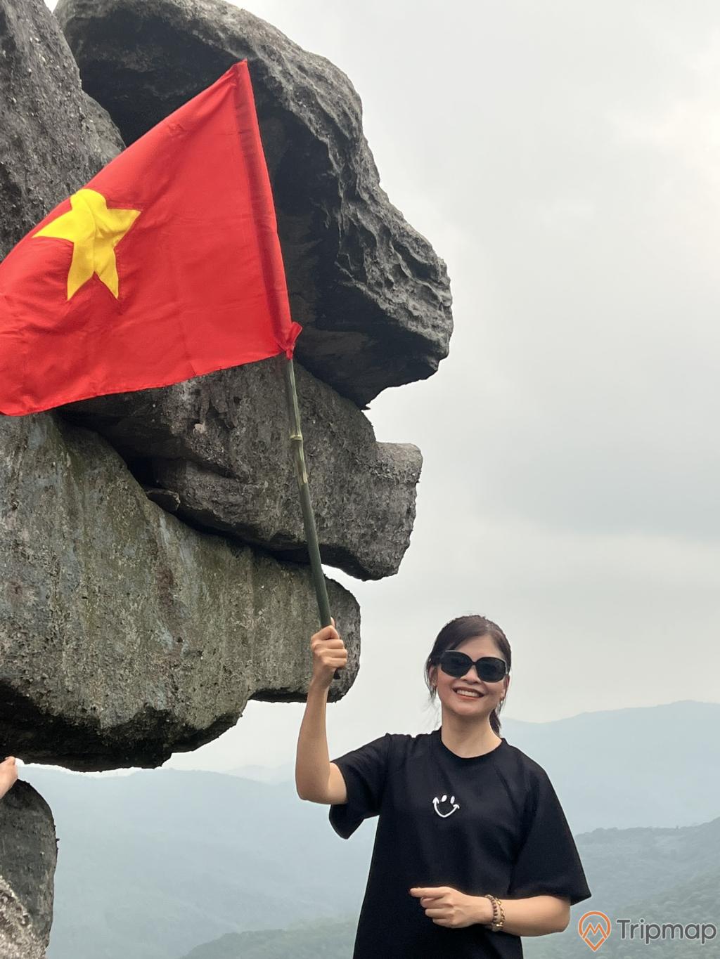 Chụp ảnh, check-in với cờ tổ quốc là niềm kiêu hãnh của du khách chinh phục thành công đỉnh Đá Chồng.