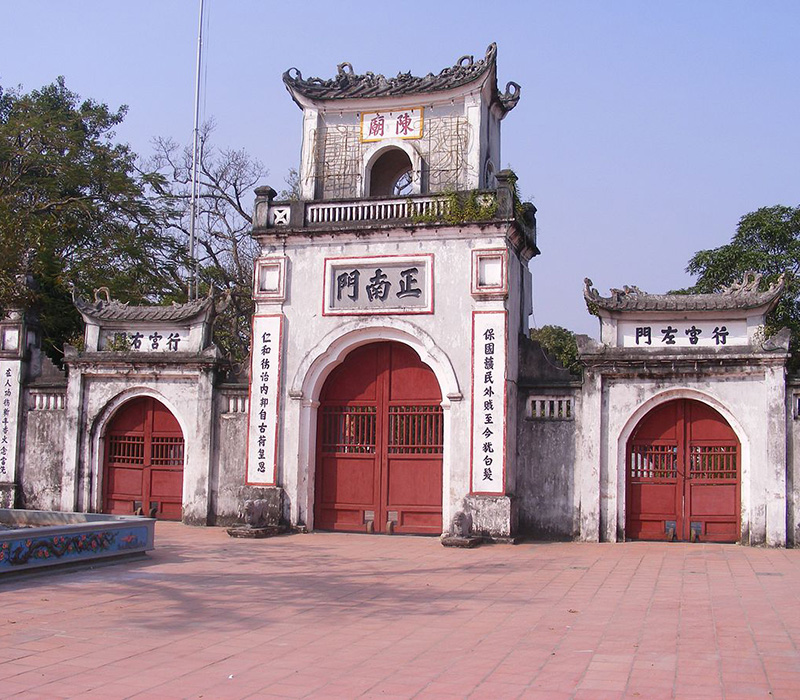Cổng đền được xây dựng theo kiến trúc tam quan truyền thống - kiến trúc chủ yếu trong cách đền chùa thời nhà Trần