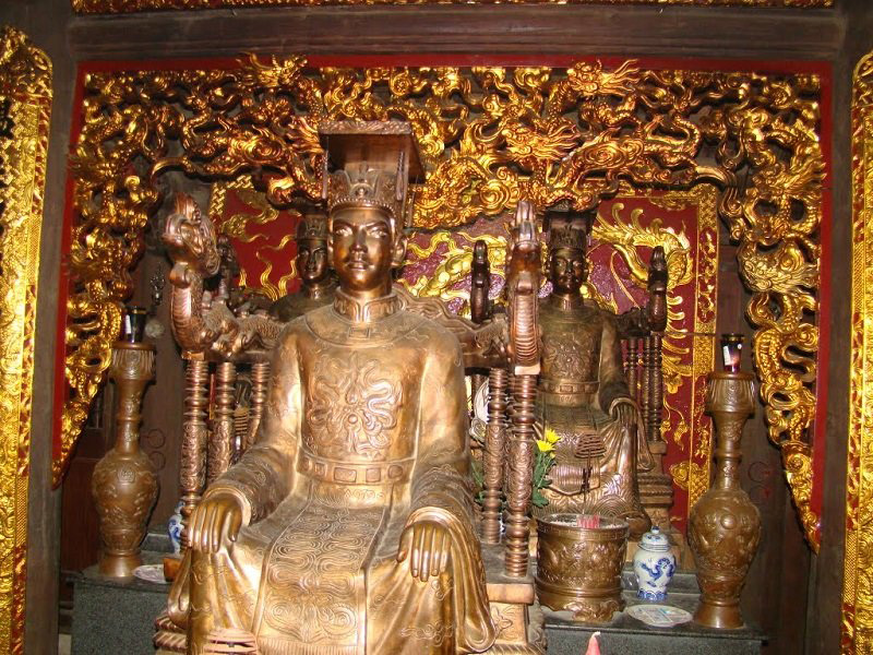 Bên trong đền đặt tượng đồng của 14 vị vua Trần