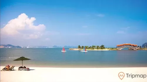 Bãi tắm Tuần Châu với cát trắng mịn