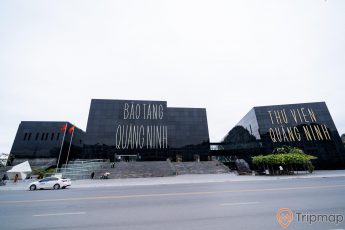 Bảo tàng Quảng Ninh, thư viện Quảng Ninh, nền đường màu xám, bậc thang màu xám, ô tô màu trắng, lá cờ màu đỏ, ảnh chụp ban ngày