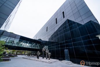 Bảo tàng Quảng Ninh, thư viện Quảng Ninh, nền gạch màu xám, nhà kính màu đen, ảnh chụp ban ngày