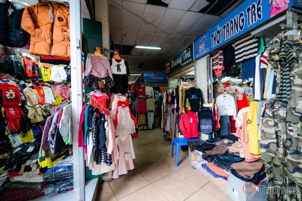 Chợ Hạ Long 2 , Chợ Loong Toòng, nhiều cửa hàng quần áo, nền gạch màu nâu nhạt, ảnh chụp ban ngày