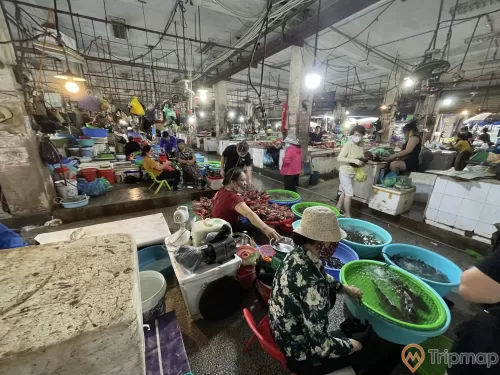 Tiêu thương bán hải sản tươi tại chợ Hạ Long 2 - Chợ Loong Tòong