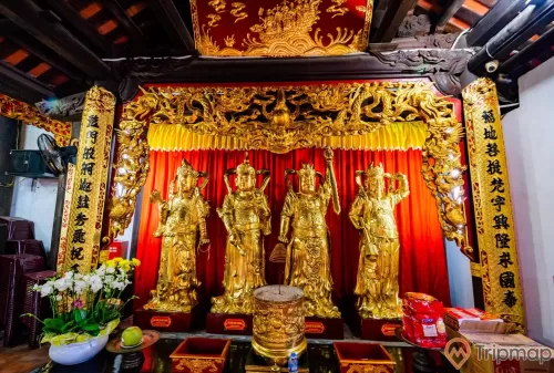 Chùa Long Tiên, tượng các tướng lĩnh nhà Trần, tượng màu vàng, lư hương, hoa văn màu vàng có chữ hán, chậu hoa
