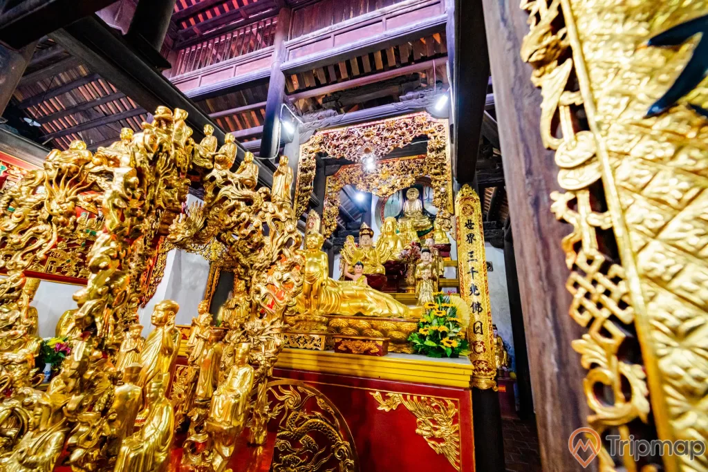 Chùa Long Tiên, gian thờ có hoa văn màu vàng, nhiều tượng Phật, trần nhà bằng gỗ màu nâu