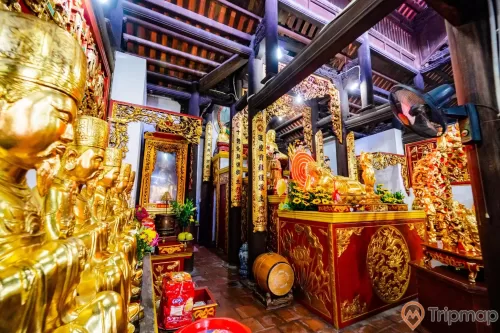 Chùa Long Tiên, nhiều tượng màu vàng, nhiều hoa văn, nhiều chữ hán, nền gạch màu đỏ, quạt treo tường , trần nhà bằng gỗ màu nâu