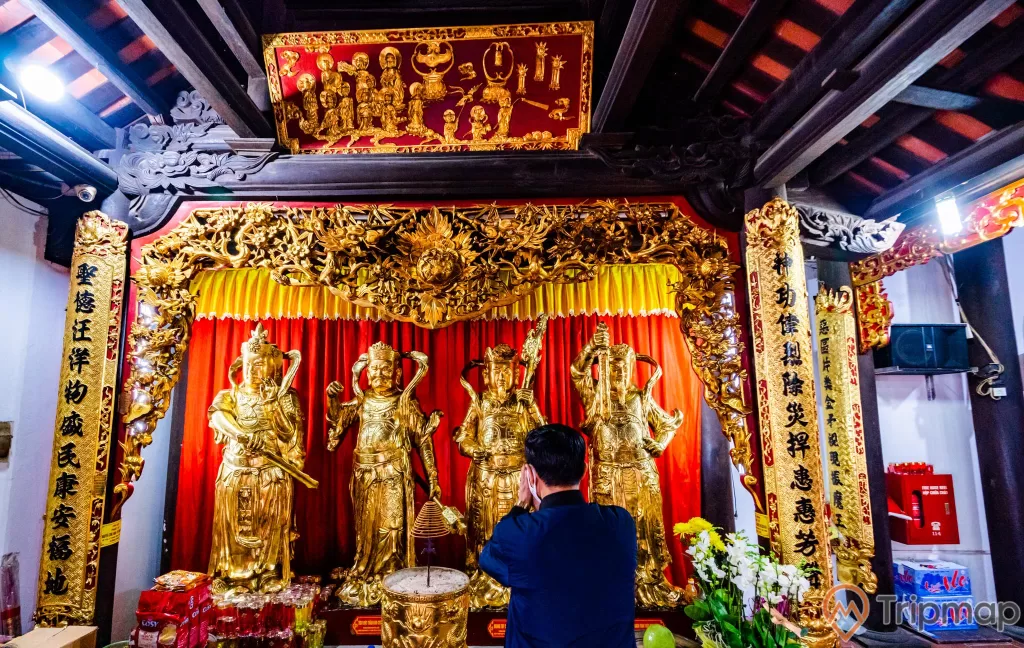 Chùa Long Tiên, các tướng lĩnh nhà Trần, nhiều tượng màu vàng, nhiều hoa văn màu vàng, lư hương, nhiều chữ hán, trần nhà bằng gỗ màu nâu
