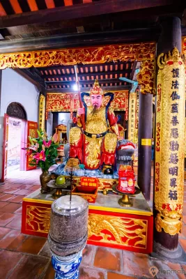 Chùa Long Tiên, tượng Hộ Pháp, nền gạch màu đỏ, lư hương, cột nhà hoa văn màu vàng có chữ hán, trần nhà bằng gỗ màu nâu