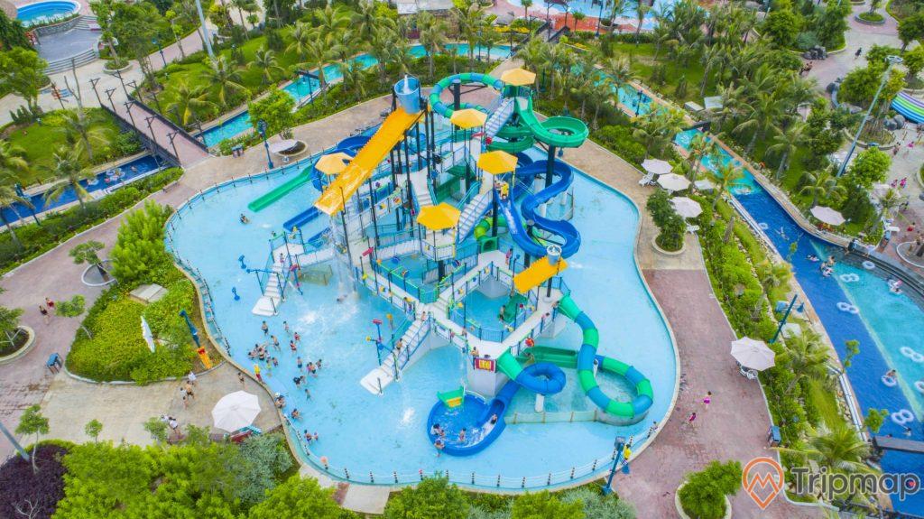 Công viên nước, Typhoon Water Park, khu vui chơi cho trẻ em, nhiều máng trượt, bể bơi, nhiều cây xanh, nền đường bằng gạch màu xám, ảnh chụp từ trên cao, ảnh chụp ban ngày
