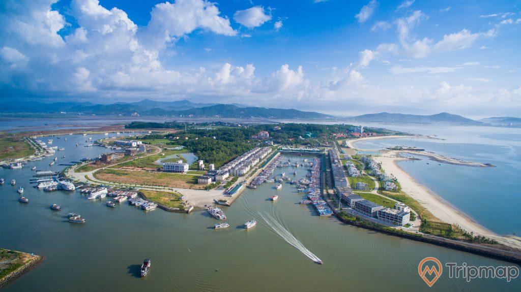 Đảo Tuần Châu, nằm ngay tại cửa ngõ của Vịnh Hạ Long, là một điểm du lịch nổi tiếng với cảng du thuyền nhân tạo lớn nhất Việt Nam