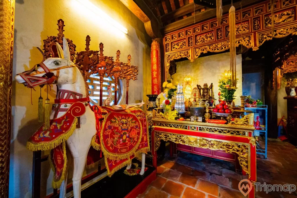 Đền thờ Đức Ông Trần Quốc Nghiễn, con ngựa màu trắng, nền gạch màu đỏ, ánh sáng màu vàng, nhiều hoa văn