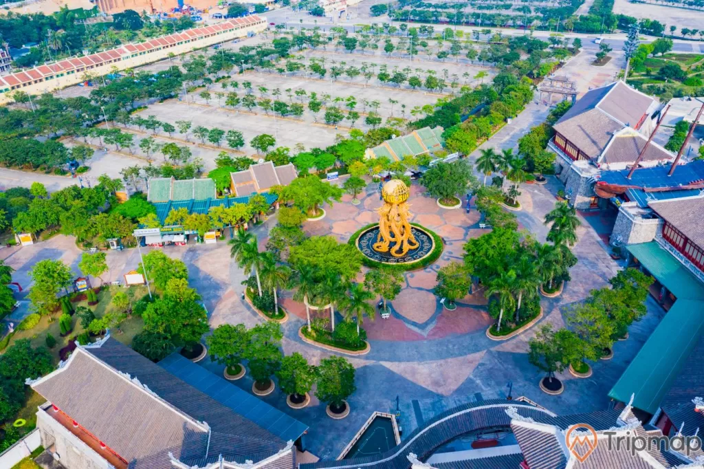Khu vui chơi giải trí Sun World Ha Long Complex, nhiều cây xanh, tượng rồng màu vàng, nền gạch màu xám, nhiều mái ngói màu xám, ảnh chụp từ trên cao, ảnh chụp ban ngày