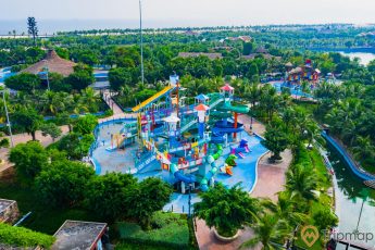 Khu vui chơi giải trí Sun World Ha Long Complex, công viên nước Typhoon Water Park, khu giải trí cho trẻ em, bể bơi, nhiều cây xanh, nền gạch màu đỏ, ảnh chụp từ trên cao, ảnh chụp ban ngày