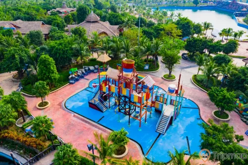 Khu vui chơi giải trí Sun World Ha Long Complex, công viên nước Typhoon Water Park, nhà vui chơi trên bể bơi, nhiều cây xanh, nền gạch màu đỏ, ảnh chụp từ trên cao, ảnh chụp ban ngày