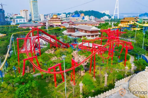 Khu vui chơi giải trí Sun World Ha Long Complex, nhiều cây xanh, đường ray sơn màu đỏ, nhiều nhà có mái màu xám phía xa, ảnh chụp ban ngày, ảnh chụp từ trên cao