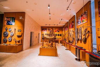 Bảo tàng Quảng Ninh, nơi lưu giữ những giá trị lịch sử, nhiều loại nhạc cụ, nhiều loại đàn, nhiều bức tranh trên bức tường bằng gỗ, nền nhà bằng đá màu trắng, trần nhà màu trắng