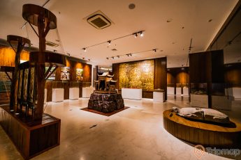 Bảo tàng Quảng Ninh, nơi lưu giữ những giá trị lịch sử, bức trang hình phật màu vàng, mô hình ngôi chùa, mô hình rùa đá, nền nhà bằng gạch màu trắng, trần nhà màu trắng