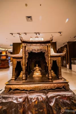 Bảo tàng Quảng Ninh, nơi lưu giữ những giá trị lịch sử, mô hình chùa màu vàng, mô hình phật, trần nhà màu trắng