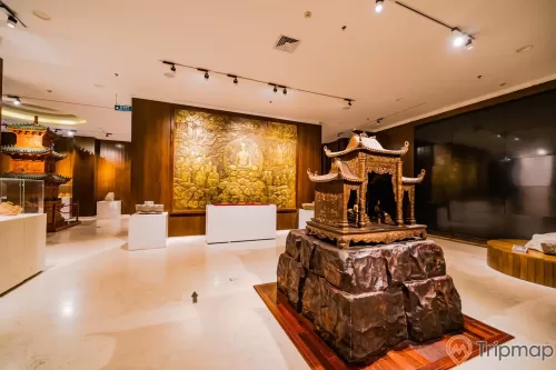 Bảo tàng Quảng Ninh, nơi lưu giữ những giá trị lịch sử, bức tranh hình Phật màu vàng treo trên bức tường bằng gỗ, nền nhà bằng gạch màu trắng, trần nhà màu trắng