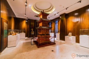 Bảo tàng Quảng Ninh, nơi lưu giữ những giá trị lịch sử, mô hình tháp bằng gỗ, nhiều tủ kính đặt trên bệ đá màu trắng, nền nhà bằng gạch màu trắng, trần nhà màu trắng