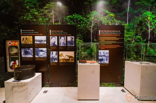 Bảo tàng Quảng Ninh, nơi lưu giữ những giá trị lịch sử, nhiều hiện vật đặt trong tủ kính trên bệ đá màu trắng, nhiều bảng giới thiệu màu đen