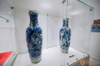 Bảo tàng Quảng Ninh, nơi lưu giữ những giá trị lịch sử, 2 bình phong nhiều hoa văn được đặt trong tủ kính, bức tường màu trắng