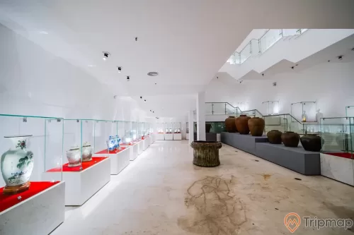 Bảo tàng Quảng Ninh, nơi lưu giữ những giá trị lịch sử, nhiều bình phong được đặt trong tủ kính, nền nhà bằng gạch có hoa văn, trần nhà màu trắng