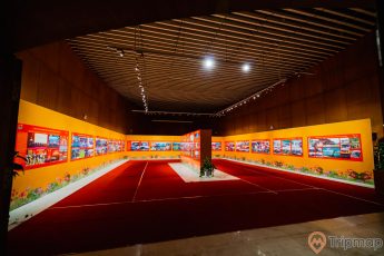Bảo tàng Quảng Ninh, nơi lưu giữ những giá trị lịch sử, nhiều bức tranh được treo trên bức tường màu cam, nền nhà màu đỏ, trần nhà màu nâu bằng gỗ