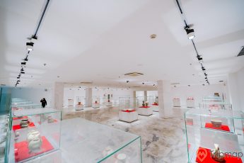 Bảo tàng Quảng Ninh, nơi lưu giữ những giá trị lịch sử, nhiều tủ kính trưng bày các hiện vật, nền gạch bằng đá có hoa văn, trần nhà màu trắng