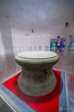 Bảo tàng Quảng Ninh, nơi lưu giữ những giá trị lịch sử, trống đồng đông sơn màu xám, trần nhà màu trắng