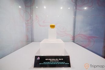 Bảo tàng Quảng Ninh, nơi lưu giữ những giá trị lịch sử, hộp vàng ngọa vân - yên tử, hộp màu vàng đặt trong tủ kính, bảng giới thiệu màu đen