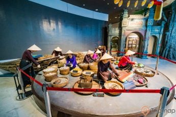 Khu tái hiện lịch sử hình thành mỏ than, bảo tàng Quảng Ninh, nhiều mô hình người đang đội nón làm việc, bức tường màu xanh nhạt